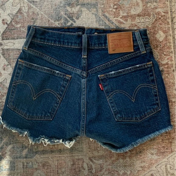 Levi’s Raw Hem/Distressed Women’s Jean Shorts - Picture 8 of 8